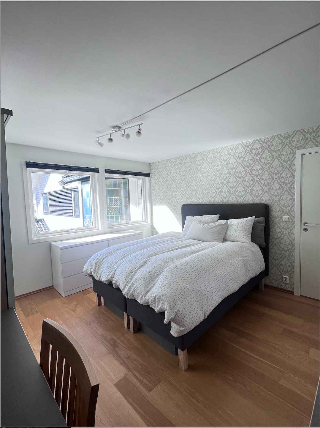 Romslig soverom, innredet med 160 seng 